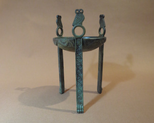 ronze tripod, symbol of achievement, a prize for victory and a tok