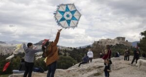 Greeks fly kites for Clean Monday holiday despite COVID-19 pandemic - Greek  Herald